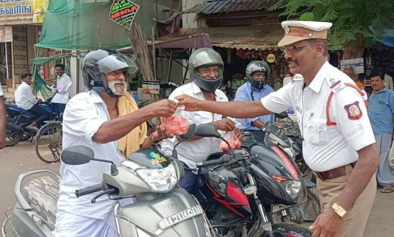 Two-wheeler riders rewarded with 1 kg of tomato for wearing helmet at Pattukottai